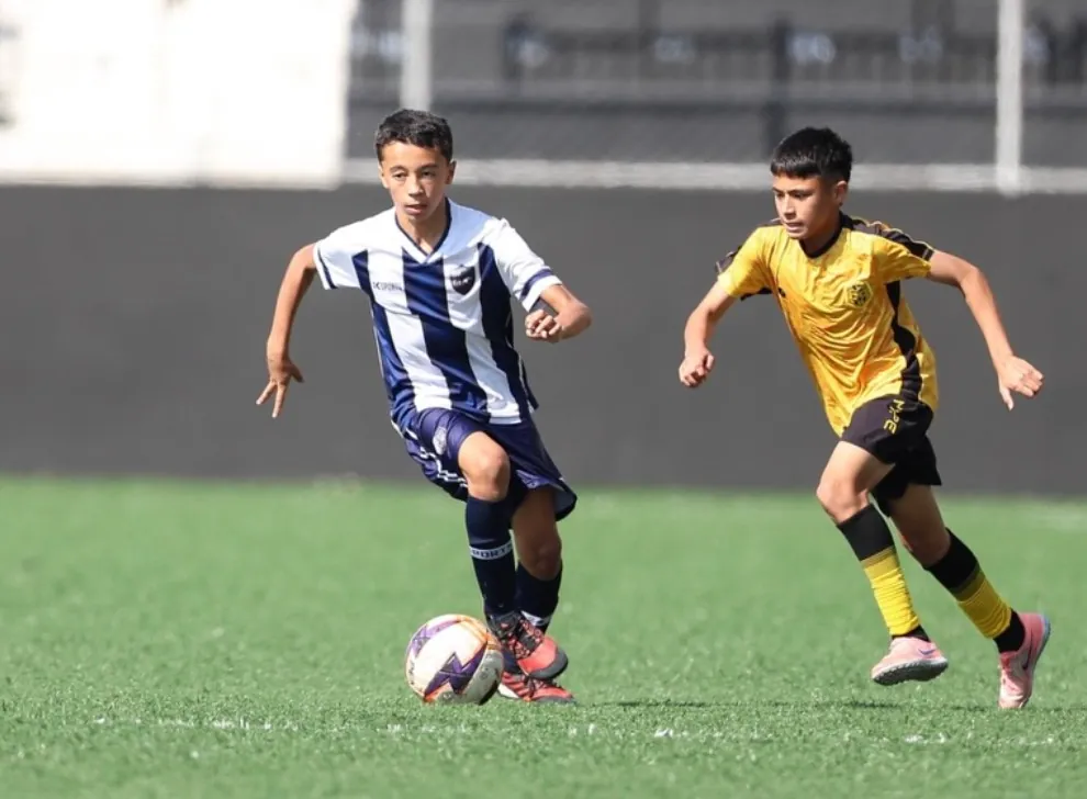 Atletas da JK20 Academy, escola de futebol no Jaraguá, São Paulo