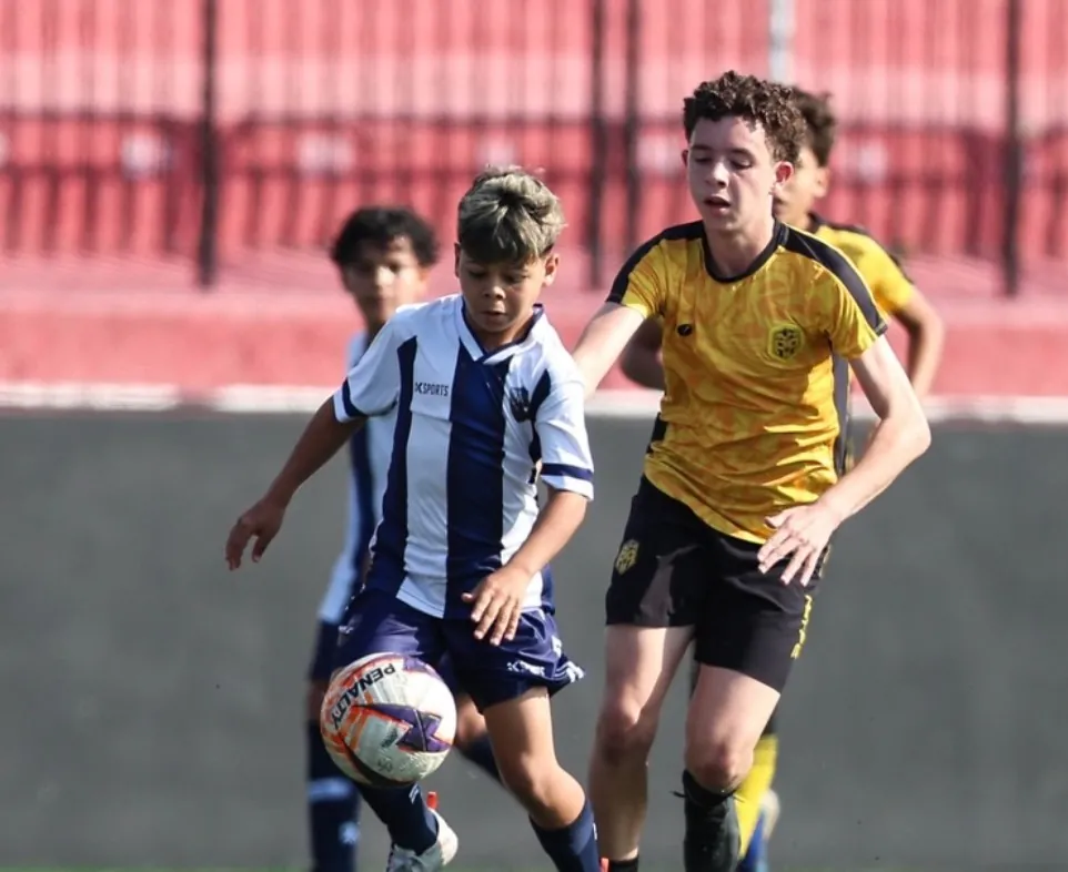 Atletas da JK20 Academy, escola de futebol no Jaraguá, São Paulo