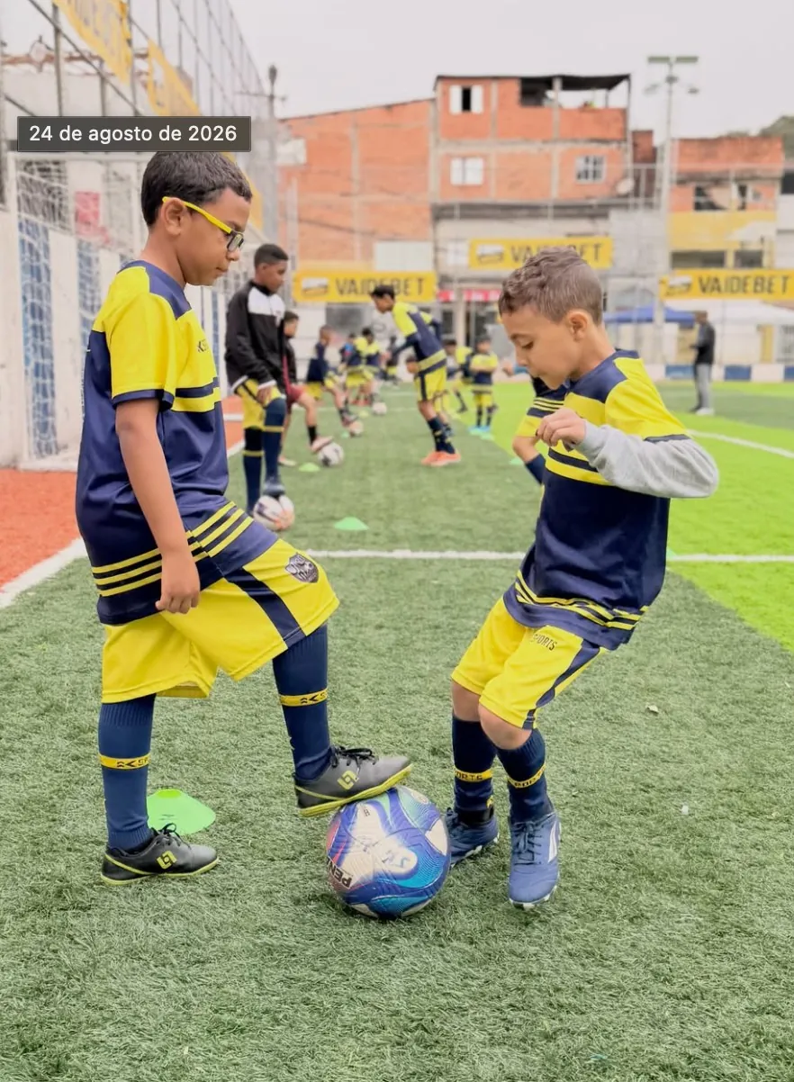 Atletas da JK20 Academy, escola de futebol no Jaraguá, São Paulo
