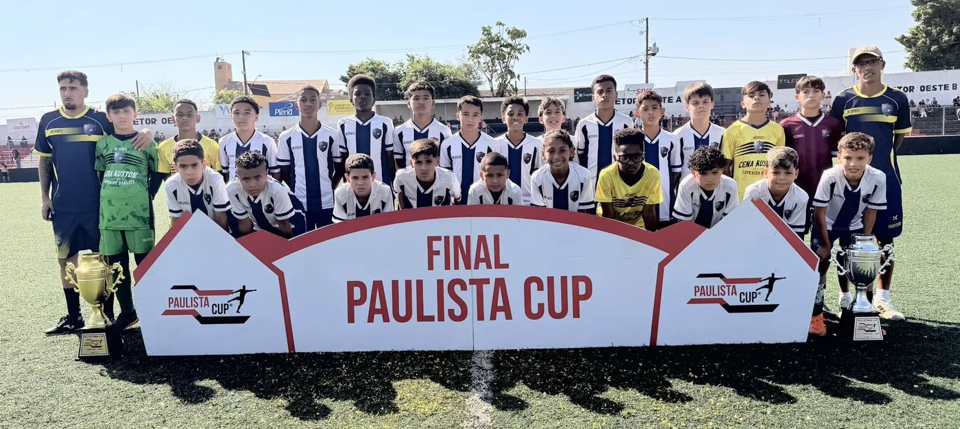 Atletas da JK20 Academy, escola de futebol no Jaraguá, São Paulo